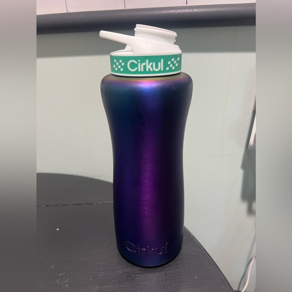 Circkle 32 oz water bottle used once - Picture 3 of 3